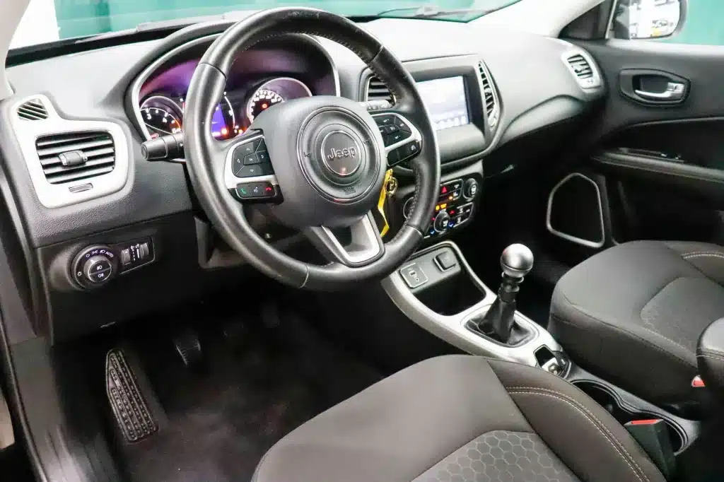 interior jeep compass