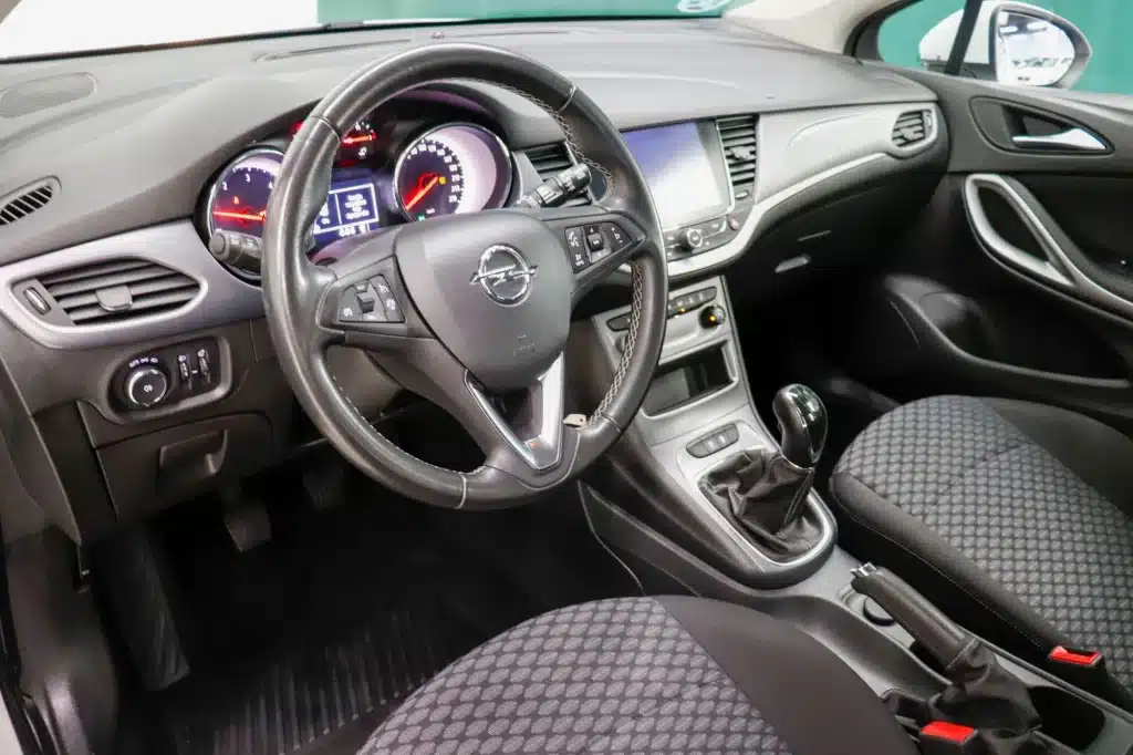 interior opel astra